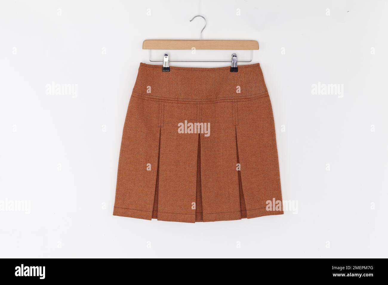 Oben genähter Faltenrock am Kleiderbügel, Nahaufnahme Stockfoto