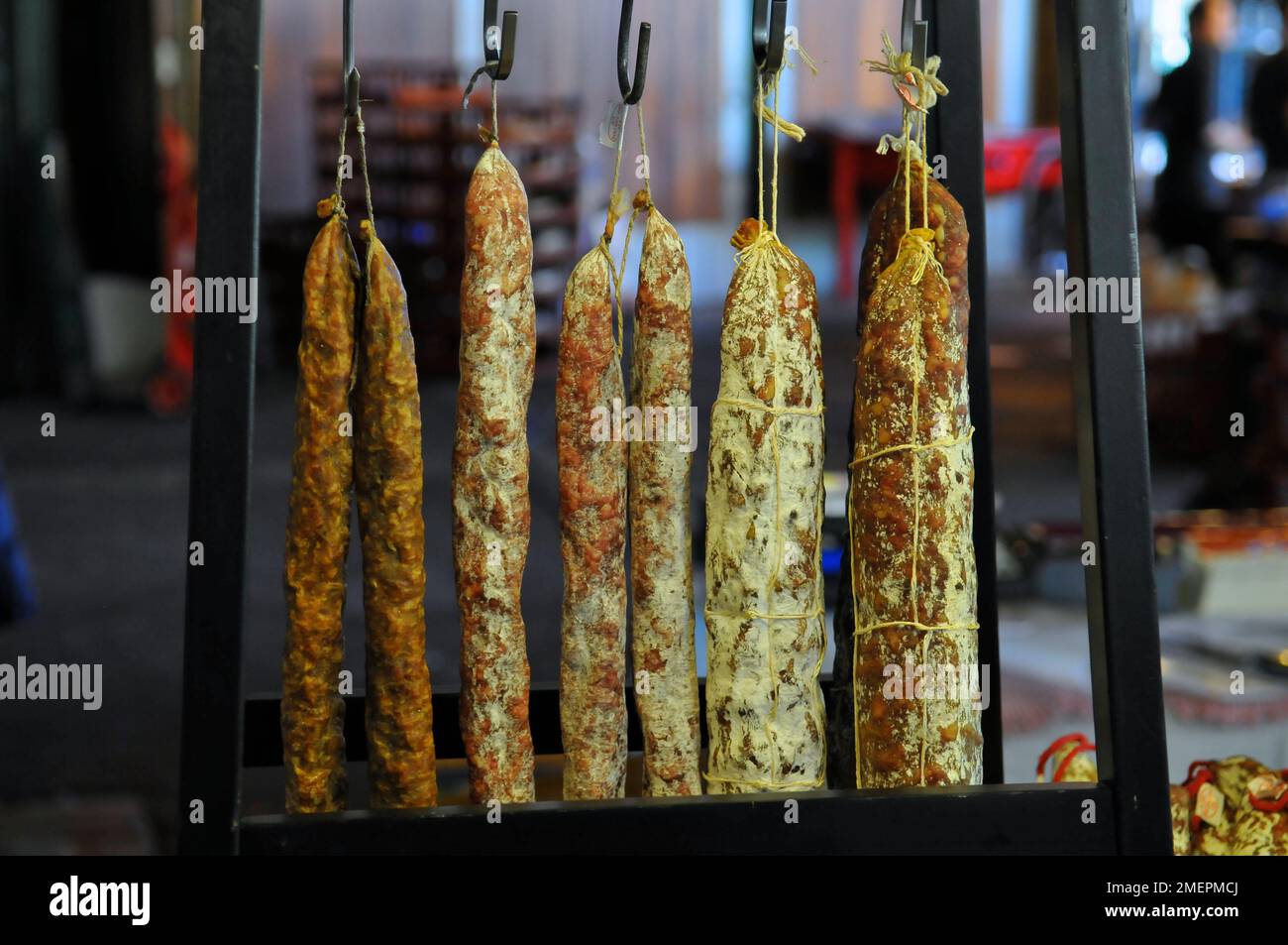 Würstchen hängen am Marktstand Stockfoto