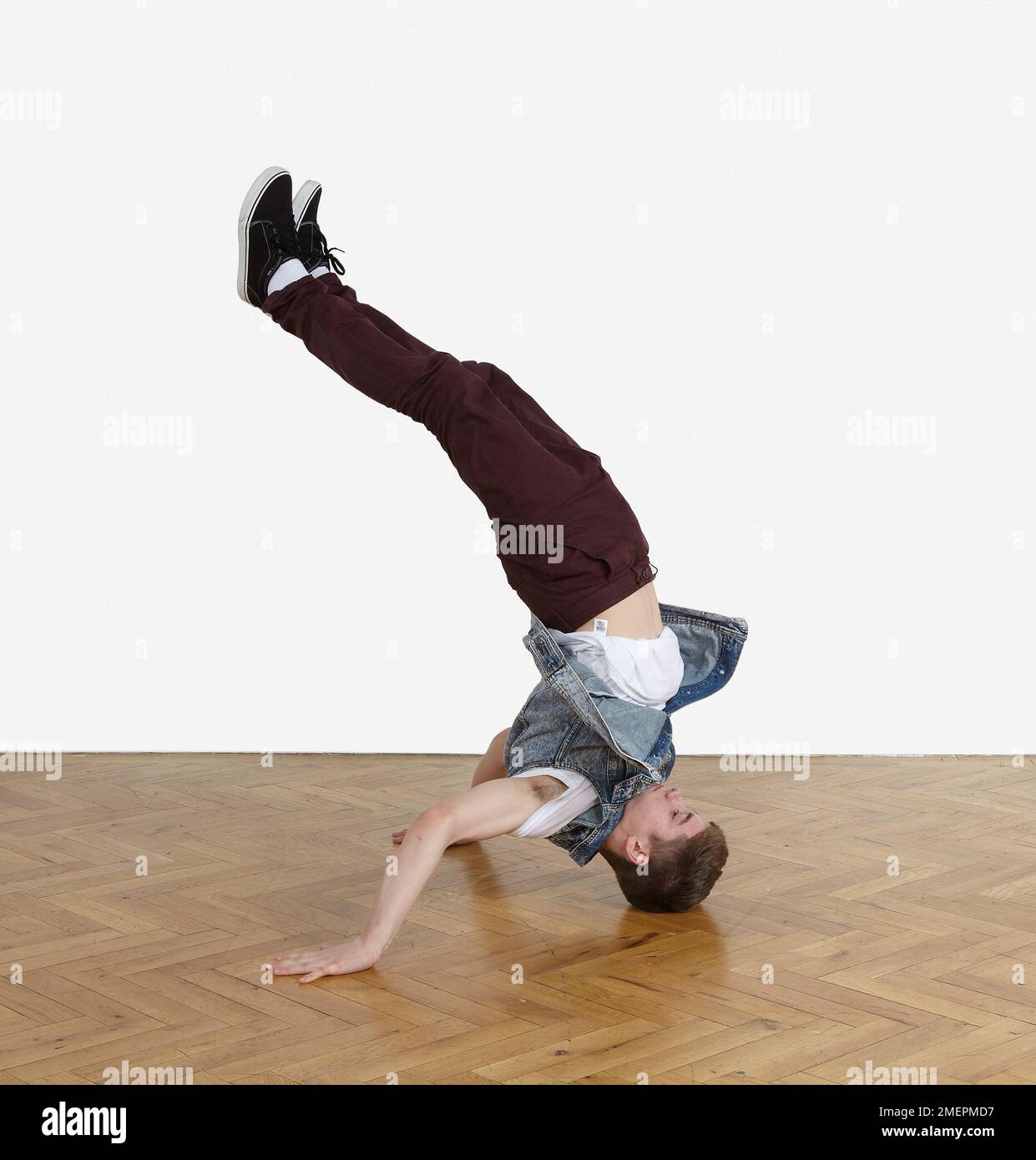 Jugendliche breakdance Moves durchführen Stockfoto