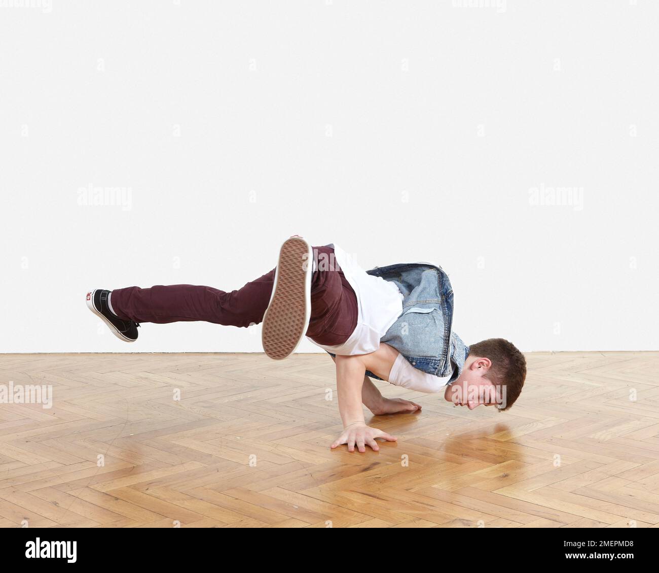 Jugendliche breakdance Moves durchführen Stockfoto