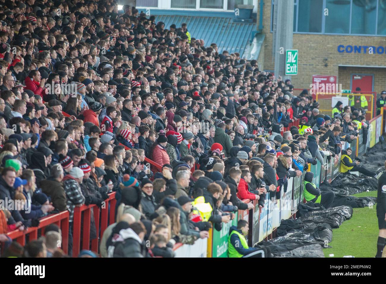 Allgemeiner Blick auf das Lamex Stadium des Stevenage Football Clubs während des Spiels, während die Fans das Spiel beobachten. Stockfoto