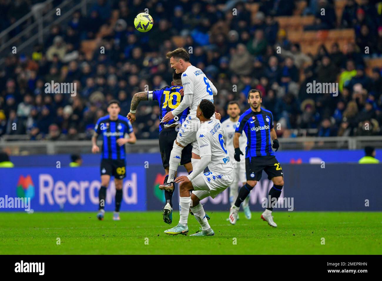 Mailand, Italien. 23., Januar 2023. Liam Henderson (8) von Empoli und Lautaro Martinez (10) von Inter in der Serie Ein Spiel zwischen Inter und Empoli bei Giuseppe Meazza in Mailand. (Foto: Gonzales Photo - Tommaso Fimiano). Stockfoto