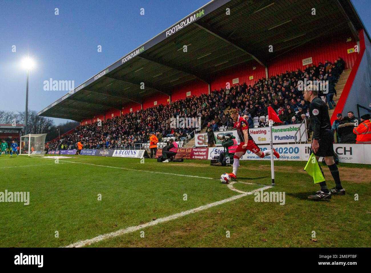 Allgemeiner Blick auf das Lamex Stadium des Stevenage Football Clubs während des Spiels. Mit dem Fußballer in der Ecke Stockfoto