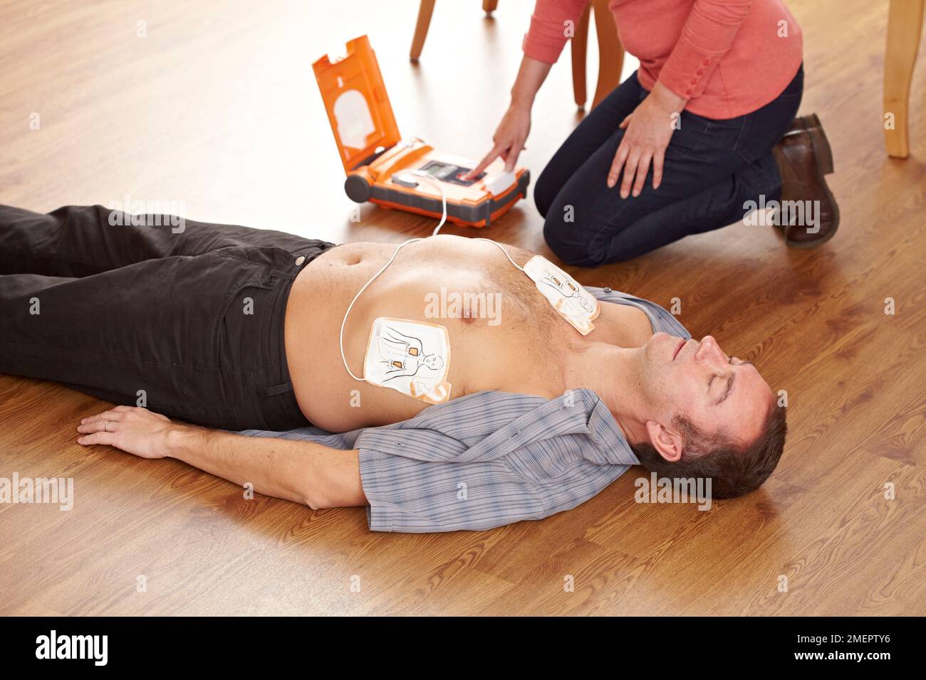 Verwenden eines automatisierten externen Defibrillators (HLW) Stockfoto