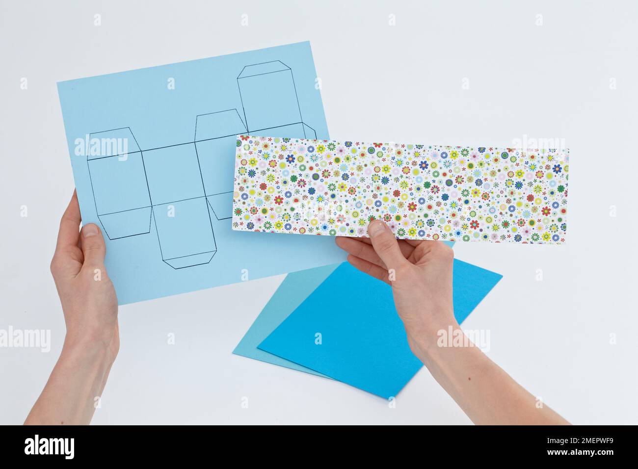 Farbige Karte über Schablone halten, Nahaufnahme Stockfoto