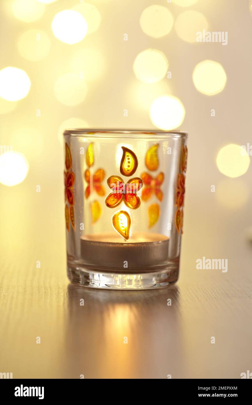 Teelichthalter aus lackiertem Glas, Nahaufnahme Stockfoto