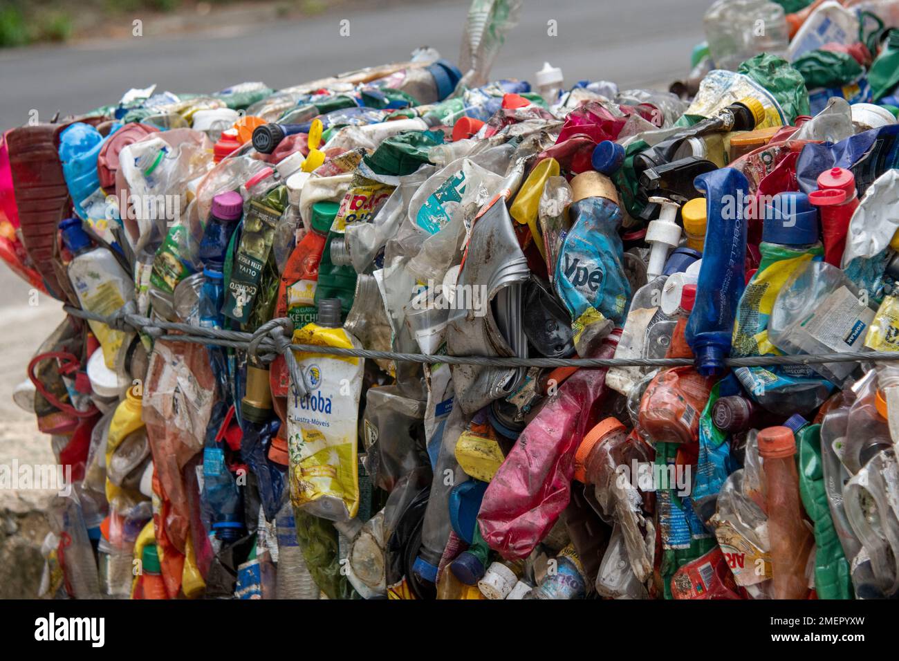 Rio, Brasilien - 26. november 2022: Recycelbarer Müll, der zu großen Ballen presst Stockfoto