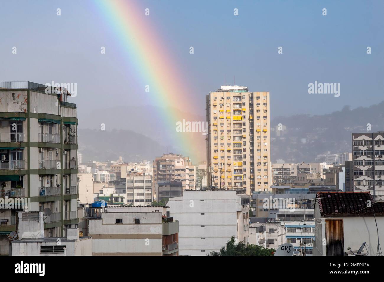 Rio, Brasilien - 03. Januar 2023: regenbogenszene im Stadtgebiet mit Gebäude Stockfoto