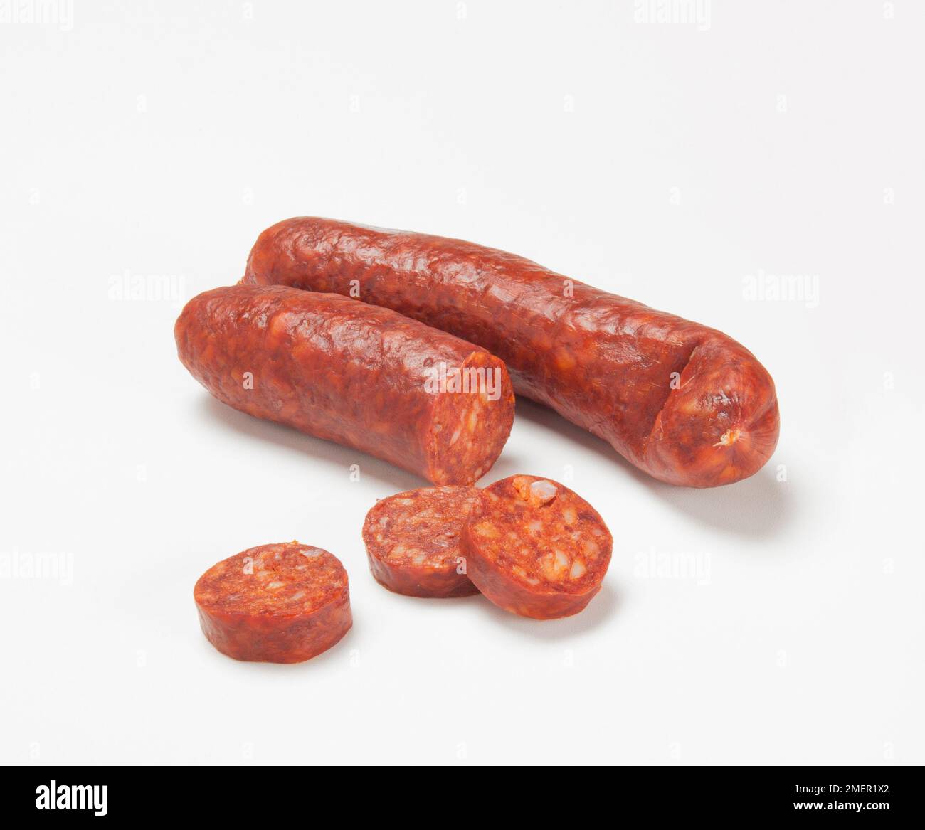 Klobasa corizo in Scheiben, tschechische Wurst, Chorizo-Würstchen, mit Paprika aromatisiert und geräuchert. Stockfoto