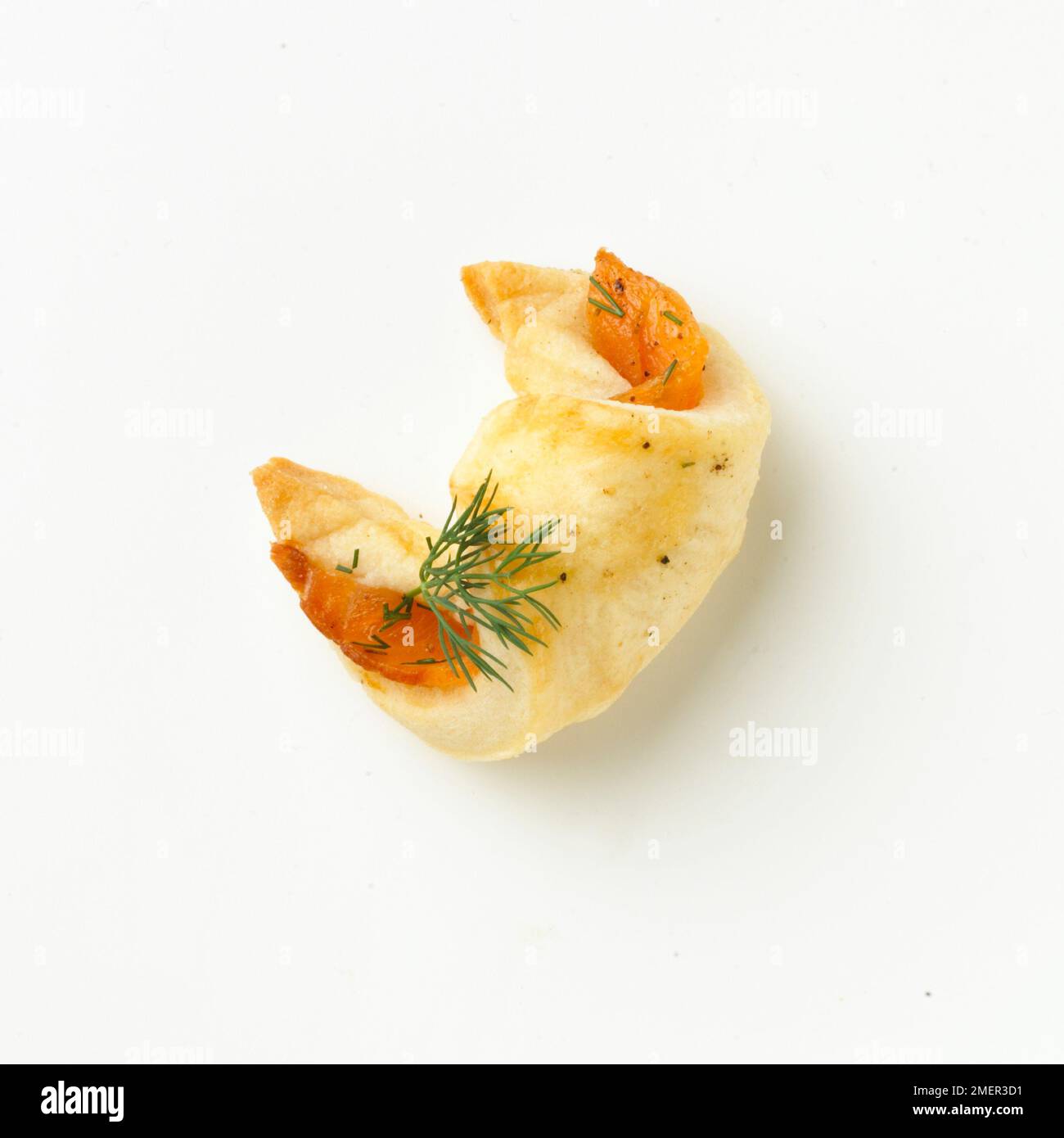Mini-Lachs-Croissant mit Dill Stockfoto