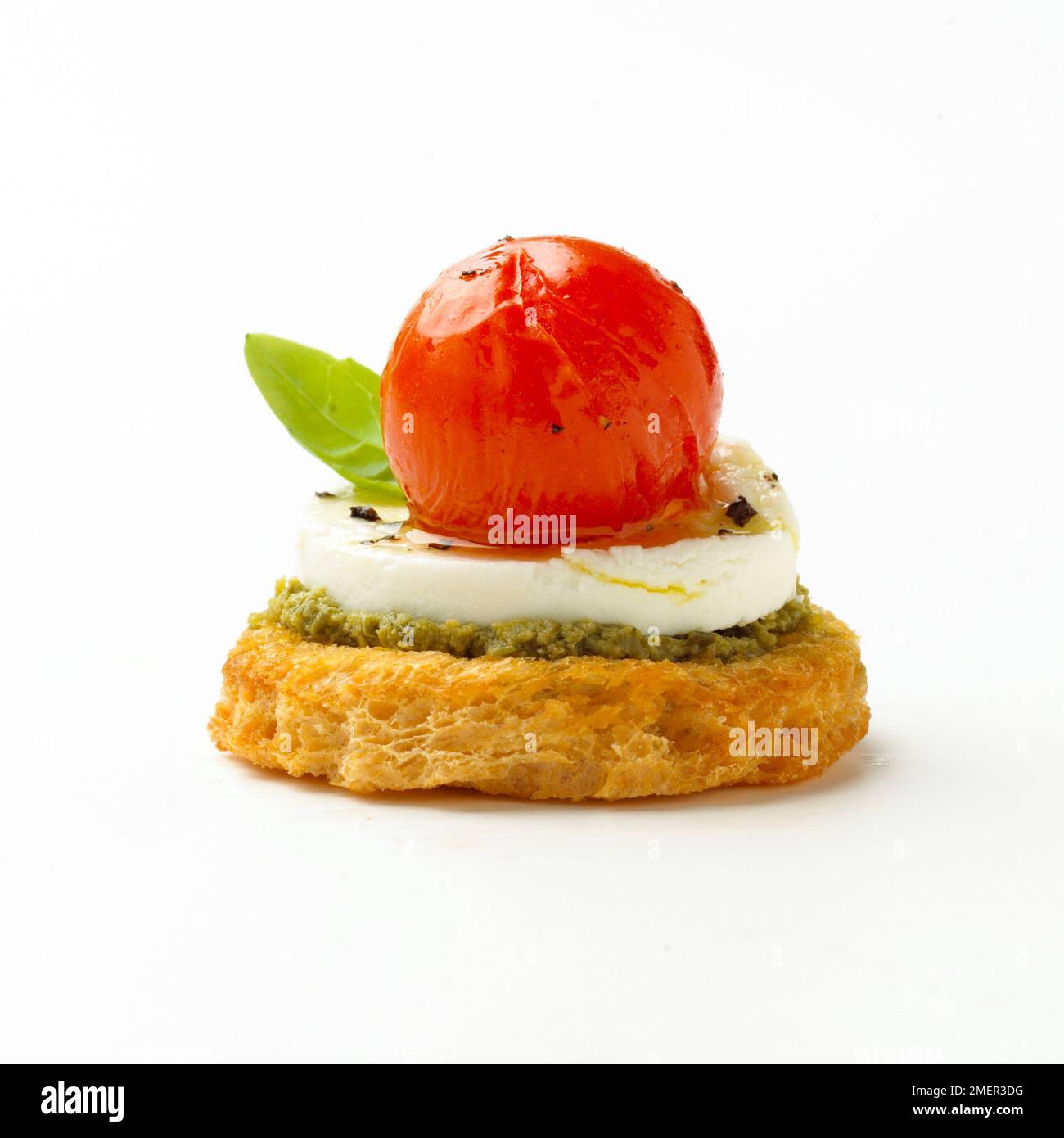 Käse, Tomaten und Basilikum Pesto croute mit Blatt, canape Stockfoto