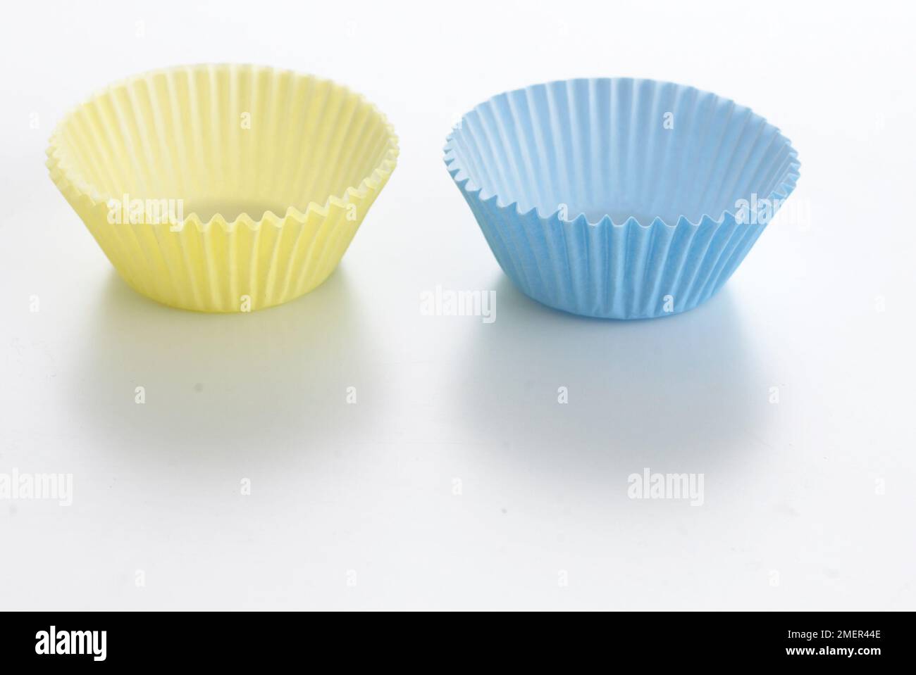 Gelber und blauer Papierkuchenetui Stockfoto