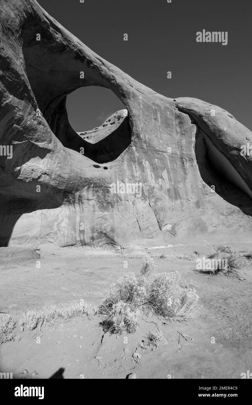 Moccasin Arch ist einer von vielen natürlichen Steinbögen im Monument Valley, Arizona. Stockfoto