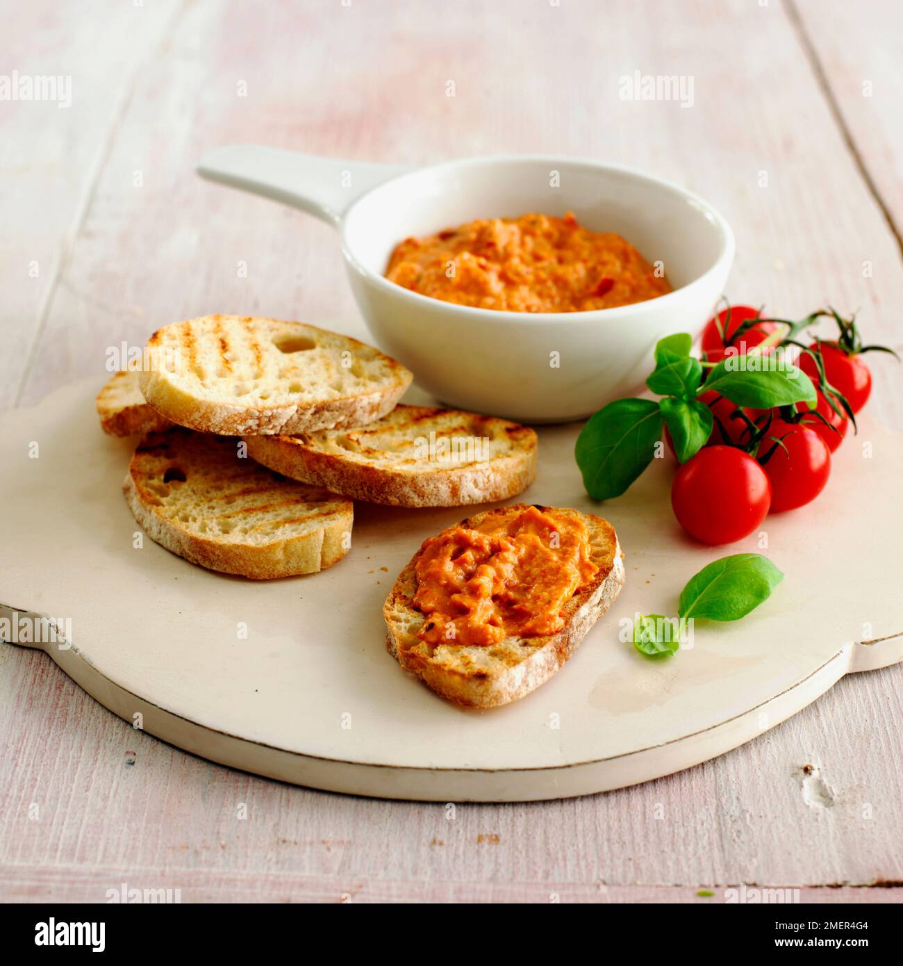 Gerösteter roter Pfeffer, Mandeln und Chili-Pesto, serviert mit Brot Stockfoto