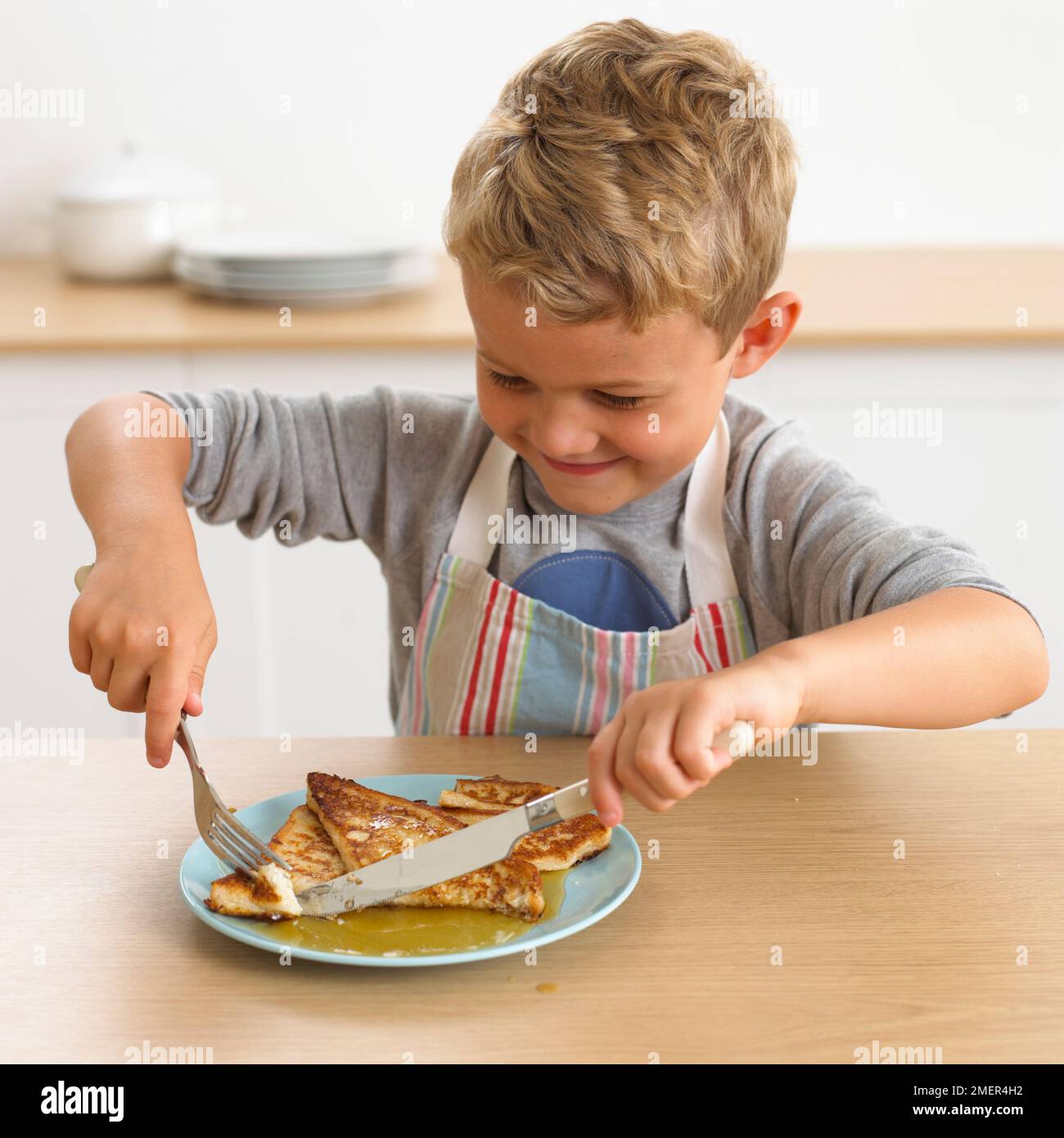 Junge essen Nelly Brot mit Sirup, 4 Jahre Stockfoto