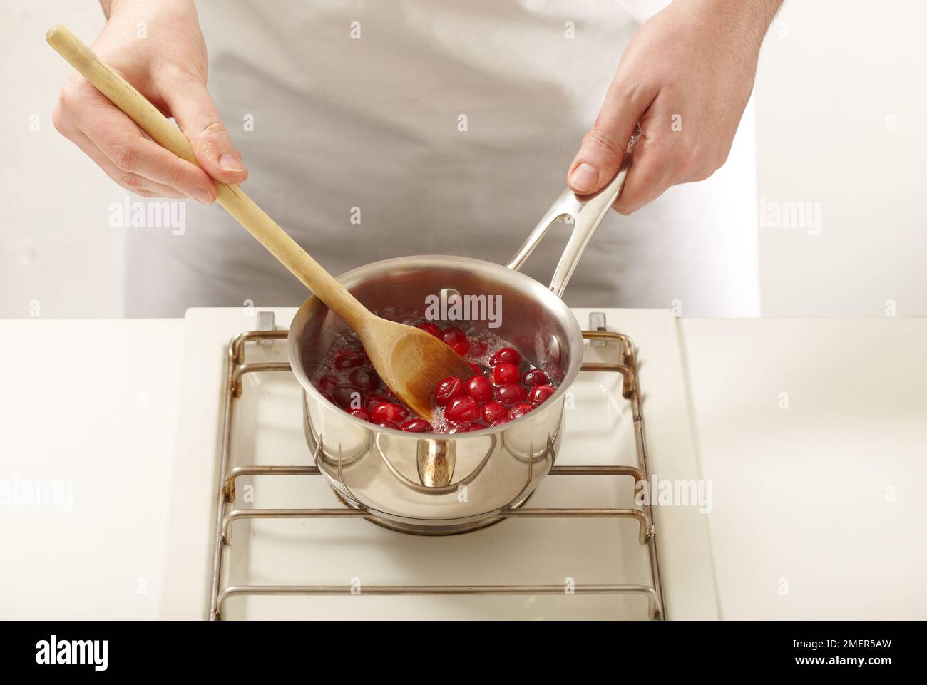 Cranberrys in Kochtopf kochen Stockfoto
