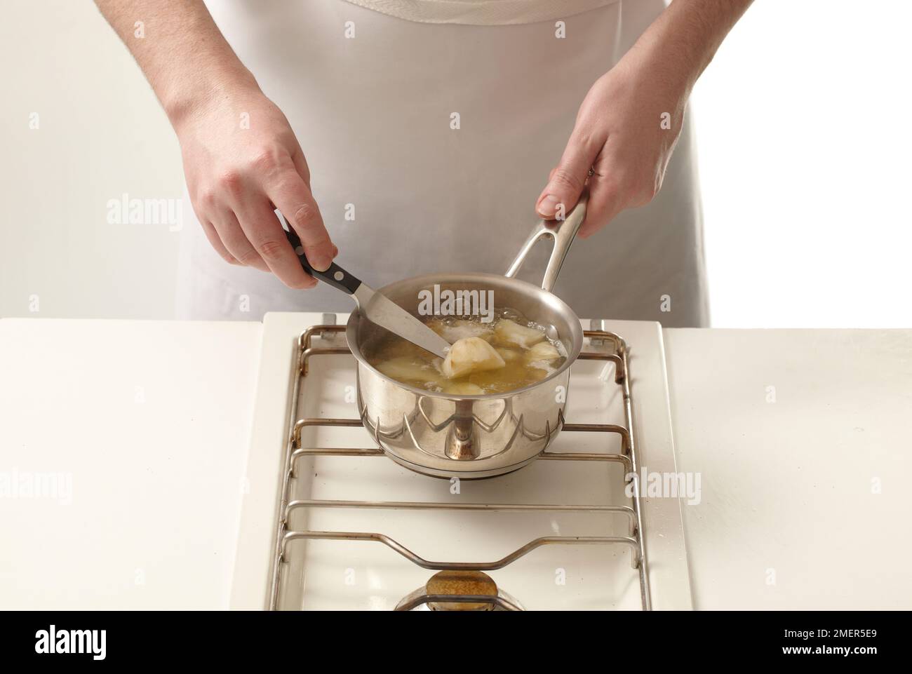 Kochende jerusalem-Artischocken Stockfoto