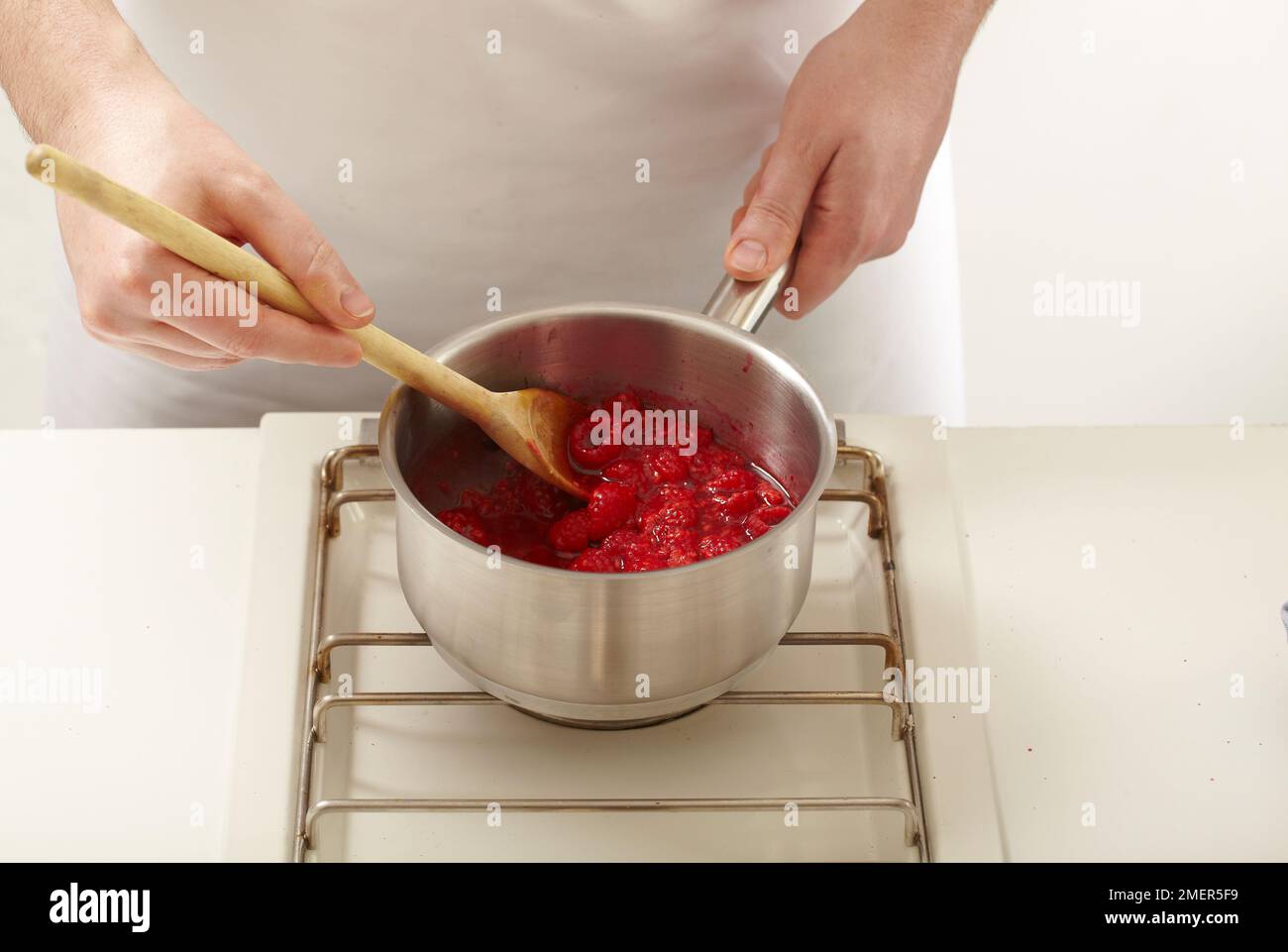 Himbeeren in einem Topf kochen Stockfoto