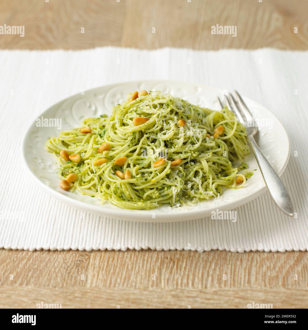 Engelhaar Pasta mit Pesto Stockfoto