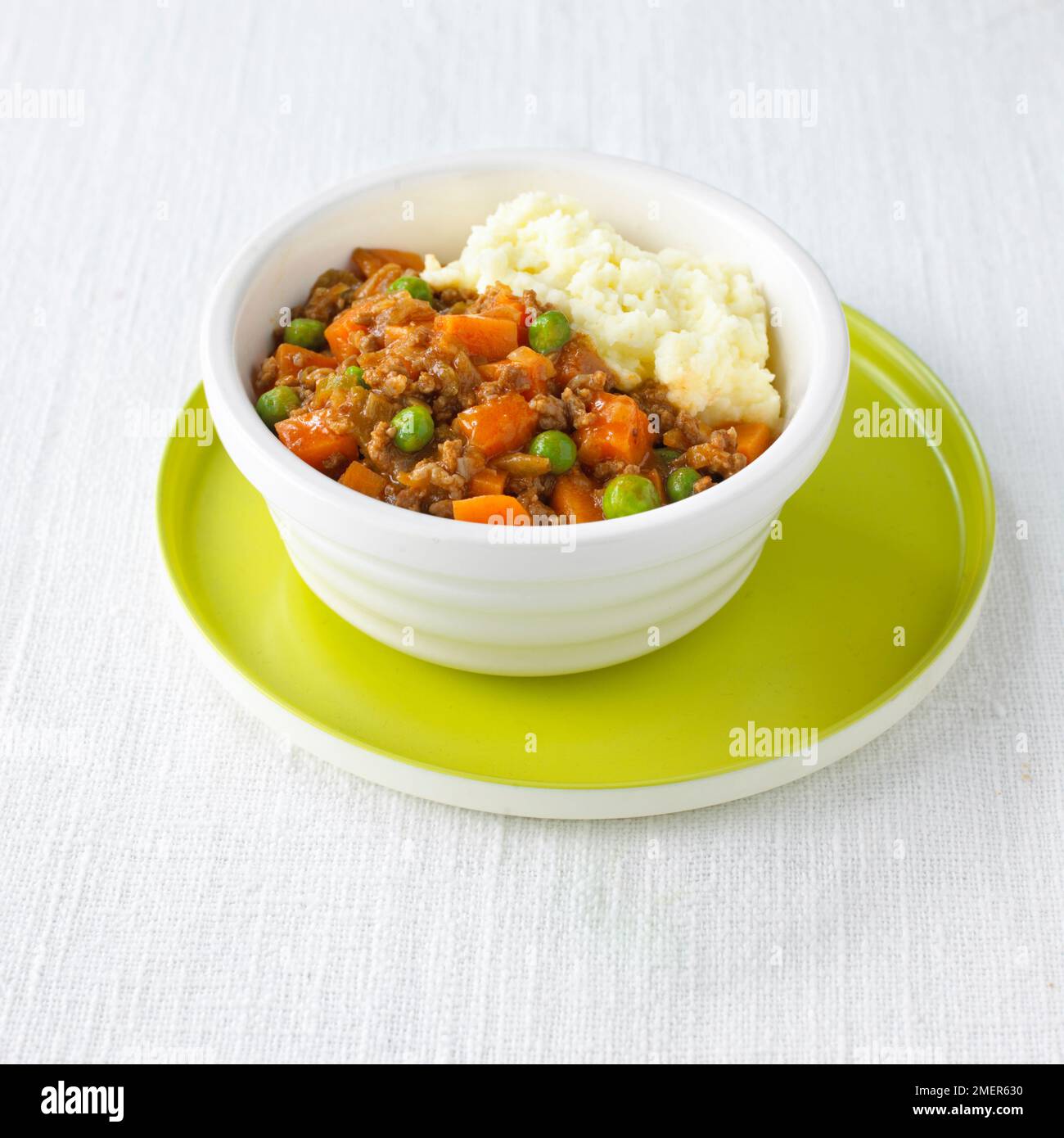 Hackfleisch und Gemüsetopf mit Püree, Kinderfutter Stockfoto