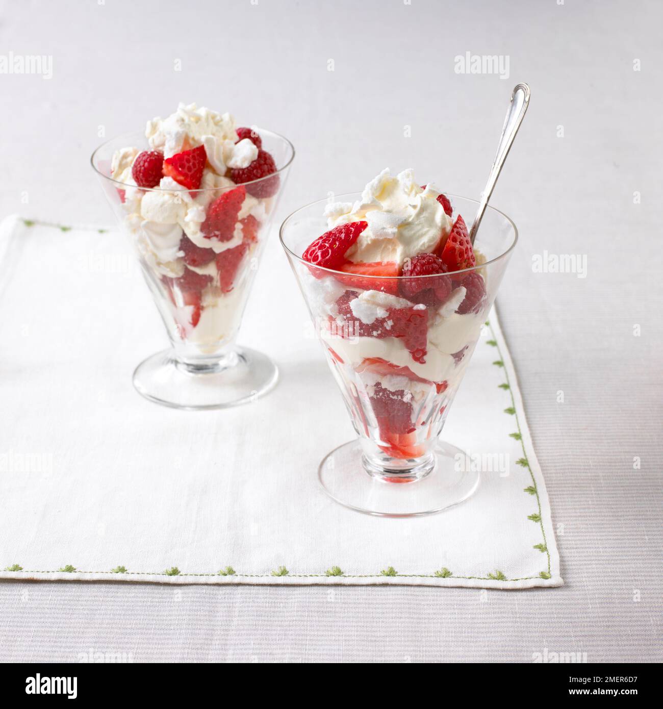 Zwei Gläser von Eton Mess Stockfoto