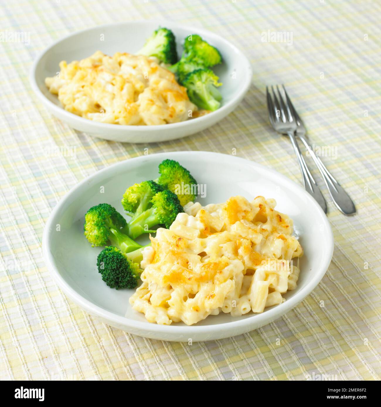 Makkaroni-Käse und Brokkoli Stockfoto