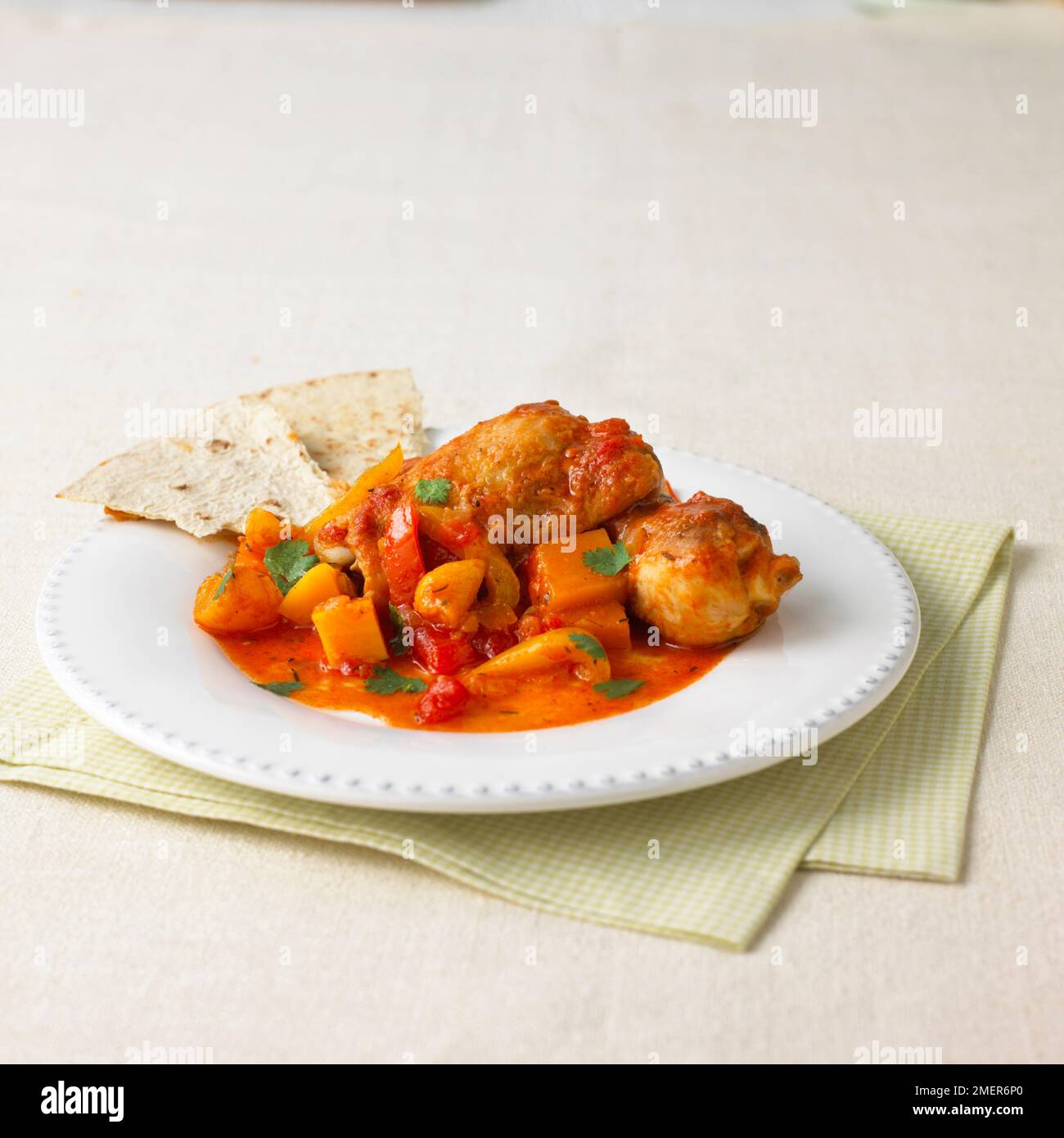 Teller mit marokkanischem gewürztem Hähnchen Stockfoto