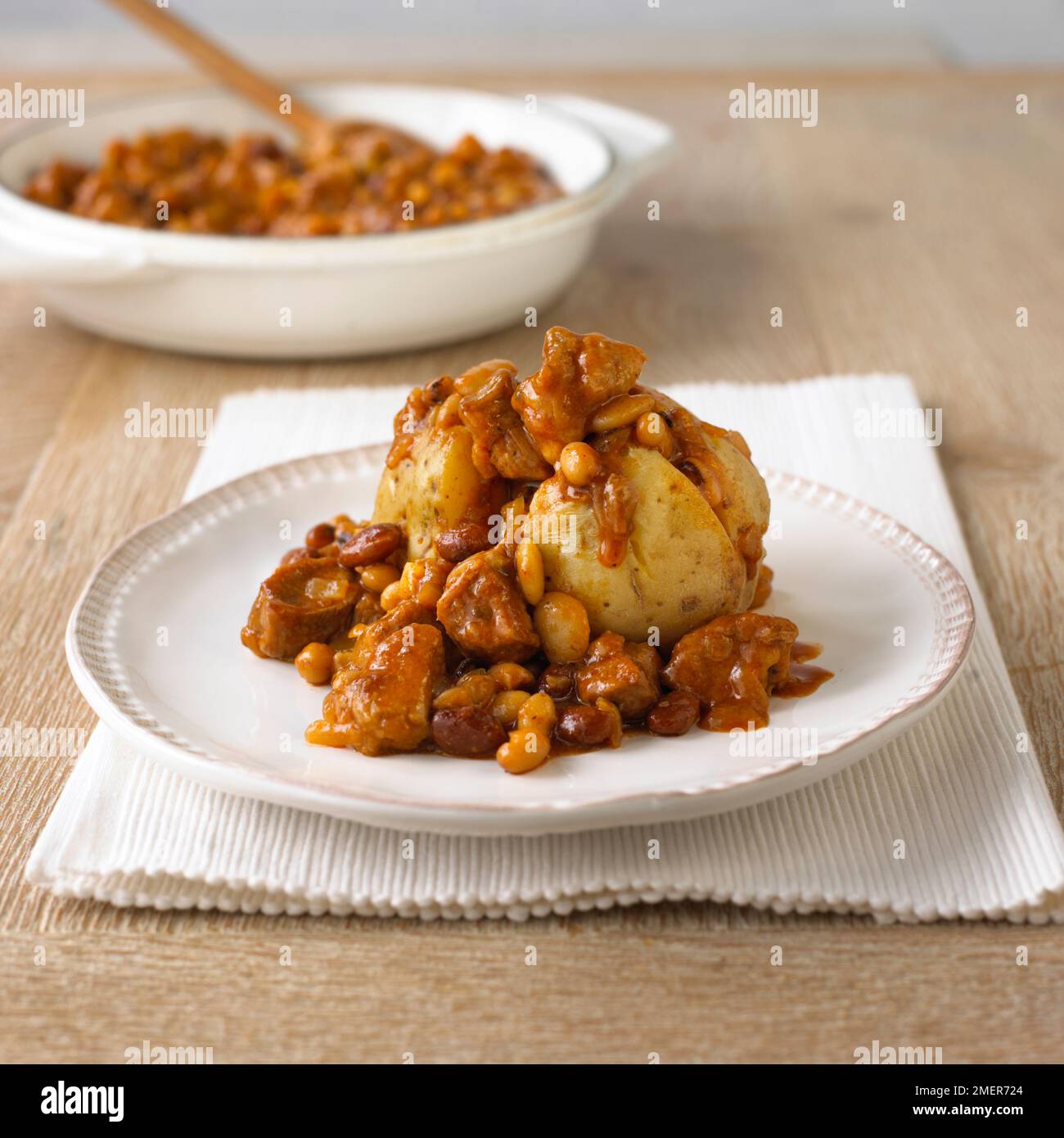 Scharfes Schweinefleisch und Bohnen auf Jackett-Kartoffeln Stockfoto