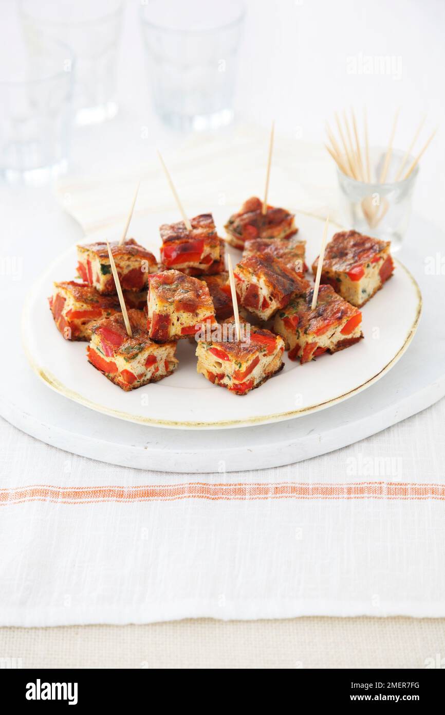 Rote Pfeffer und Chorizo Fritatta auf Cocktailstäbchen Stockfoto