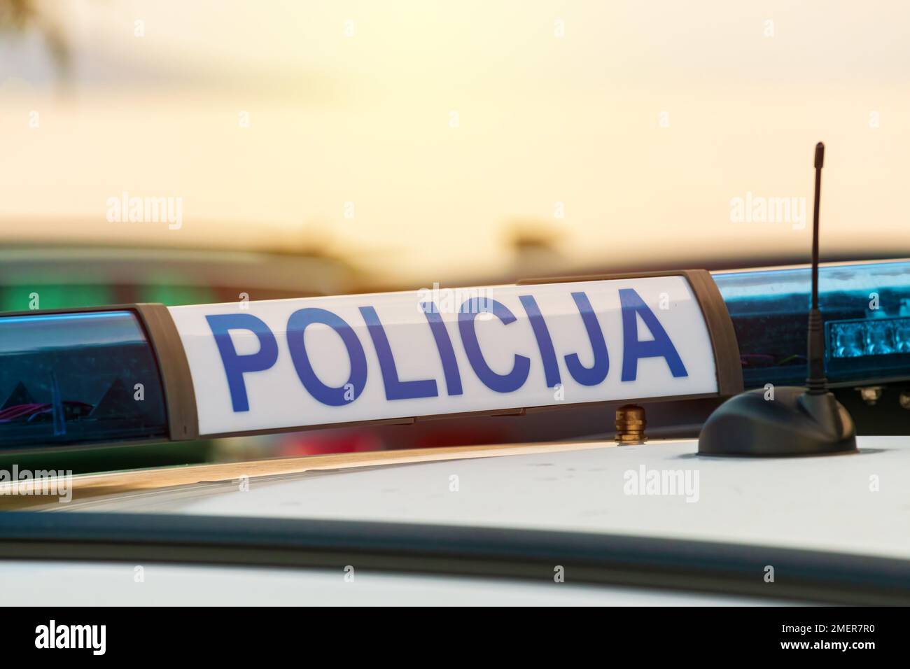 Schild auf dem Dach des Polizeiwagens (policija in kroatischer Sprache), Nahaufnahme mit selektivem Fokus Stockfoto