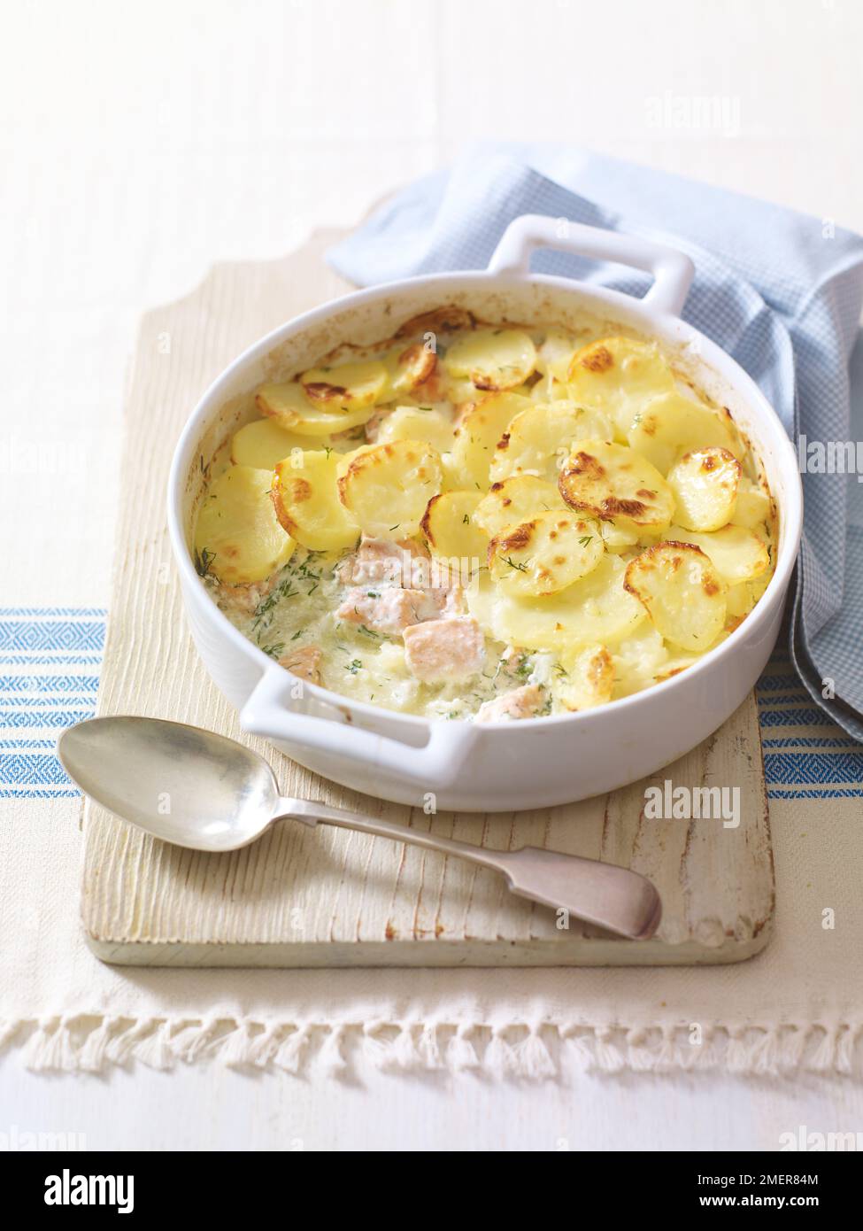 Lachs und Kartoffelgratin Stockfoto