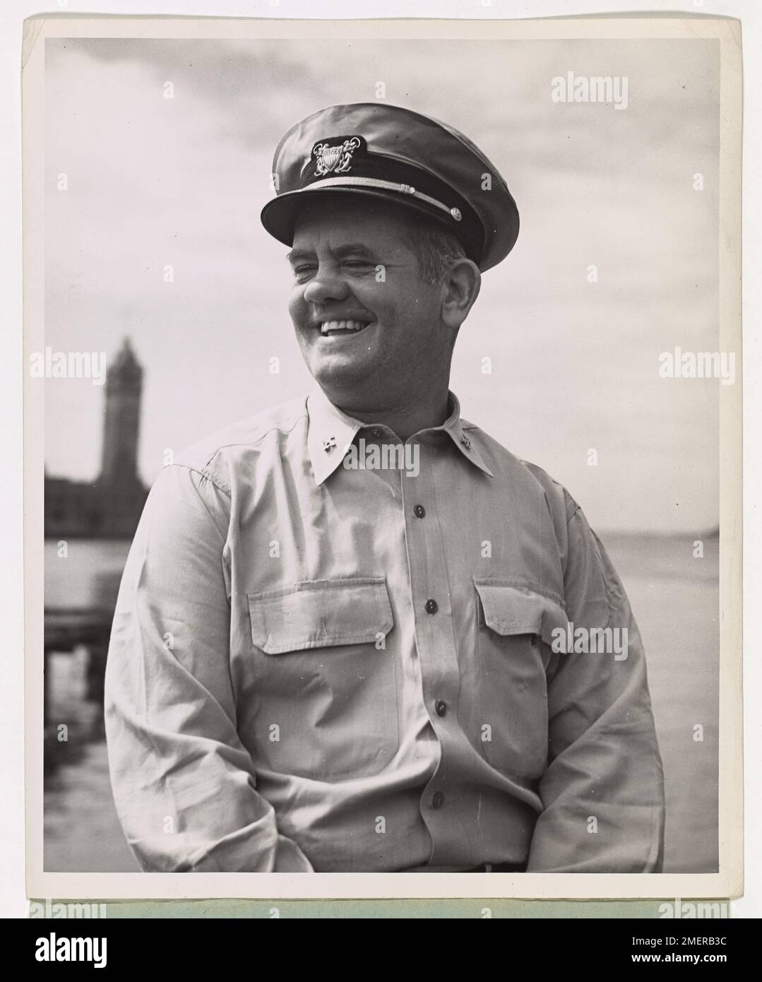 Offizier der Küstenwache auf dem Versorgungsschiff. Die Küstenwache Boatswain Edwin J. Dowling, Jr., von 2026 Lawrence St., Washington, D.C., dient an Bord eines von der Küstenwache bemannten Frachtschiffs, das Kampfausrüstung in fortgeschrittene Kampfgebiete im Pazifik liefert. Haftbefehl Officer Dowling ist ein ehemaliger New York Daily News und Daily Mirror Fotograf. Ein Sohn, Edwin J., III., ist ein Navy Seemann. Stockfoto