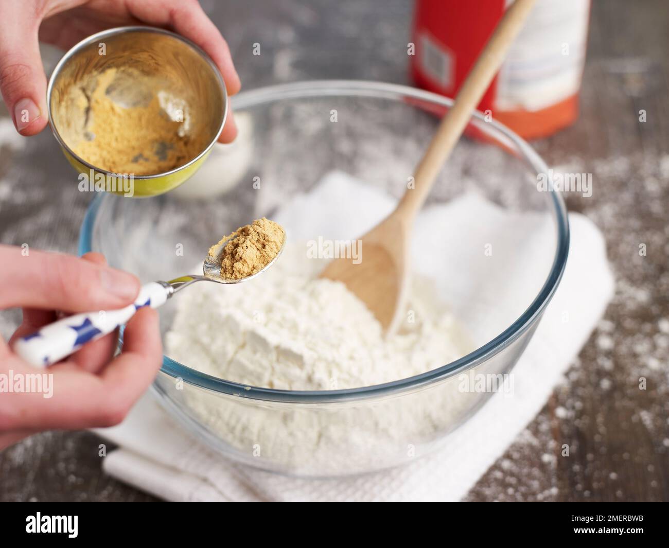 Lebkuchen, gemahlenen Ingwer in die Schüssel mit Mehl geben Stockfoto