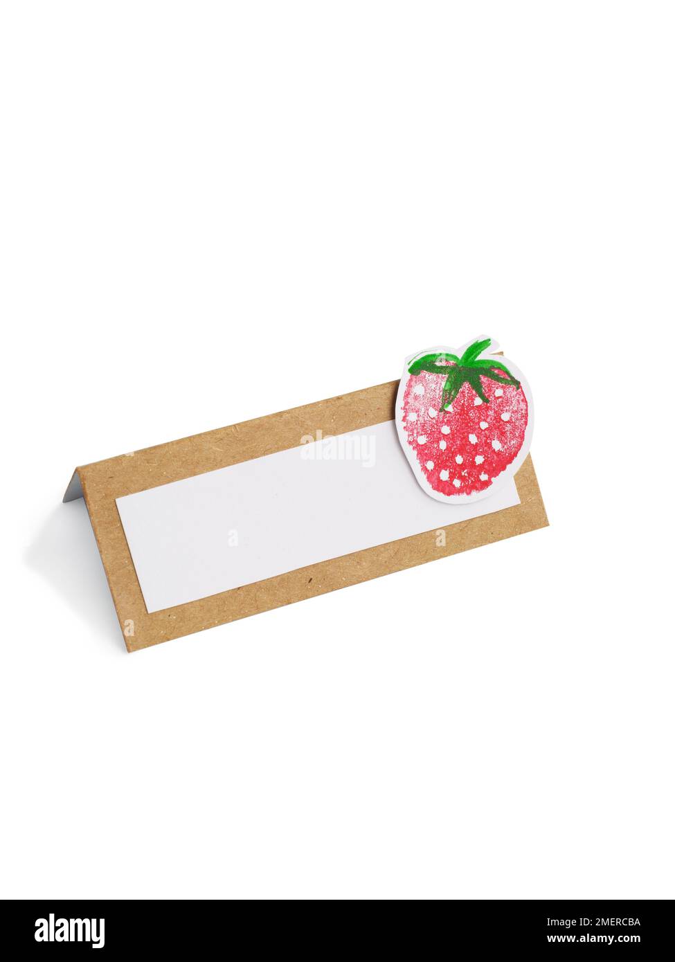 Eine Platzkarte für den Tisch machen, Erdbeermotiv (Kartoffeldruck, Kartoffeldruck) Stockfoto
