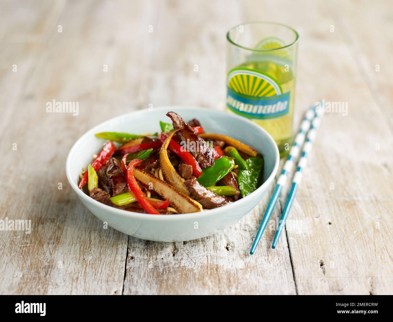 Rindfleisch und Gemüse Rühren braten mit Mais, Paprika und mangetouts Stockfoto