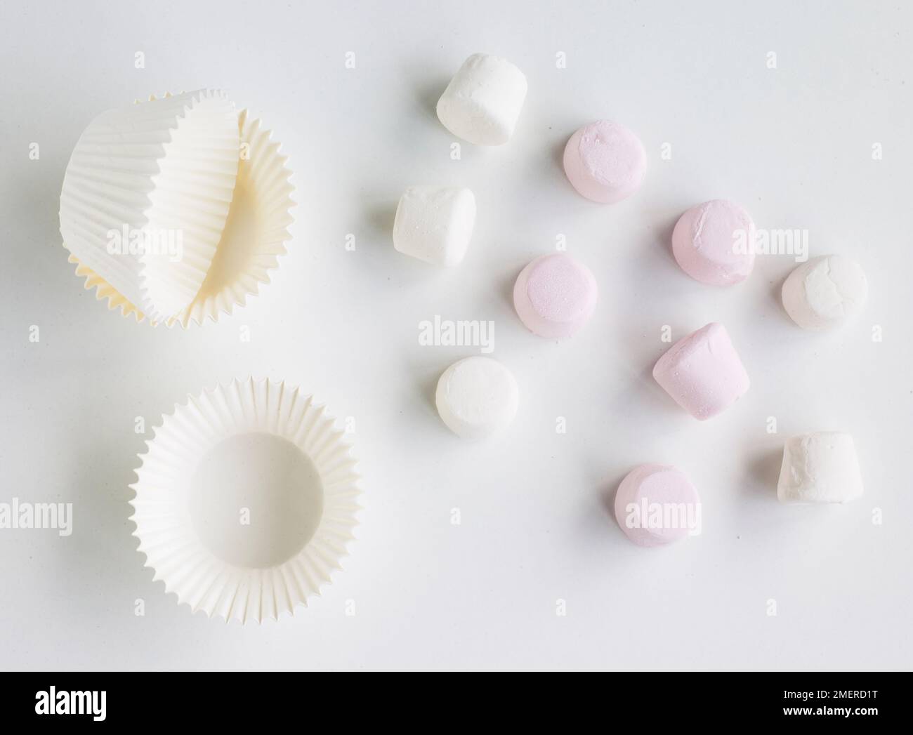 Kuchenbehälter und Marshmallows Stockfoto