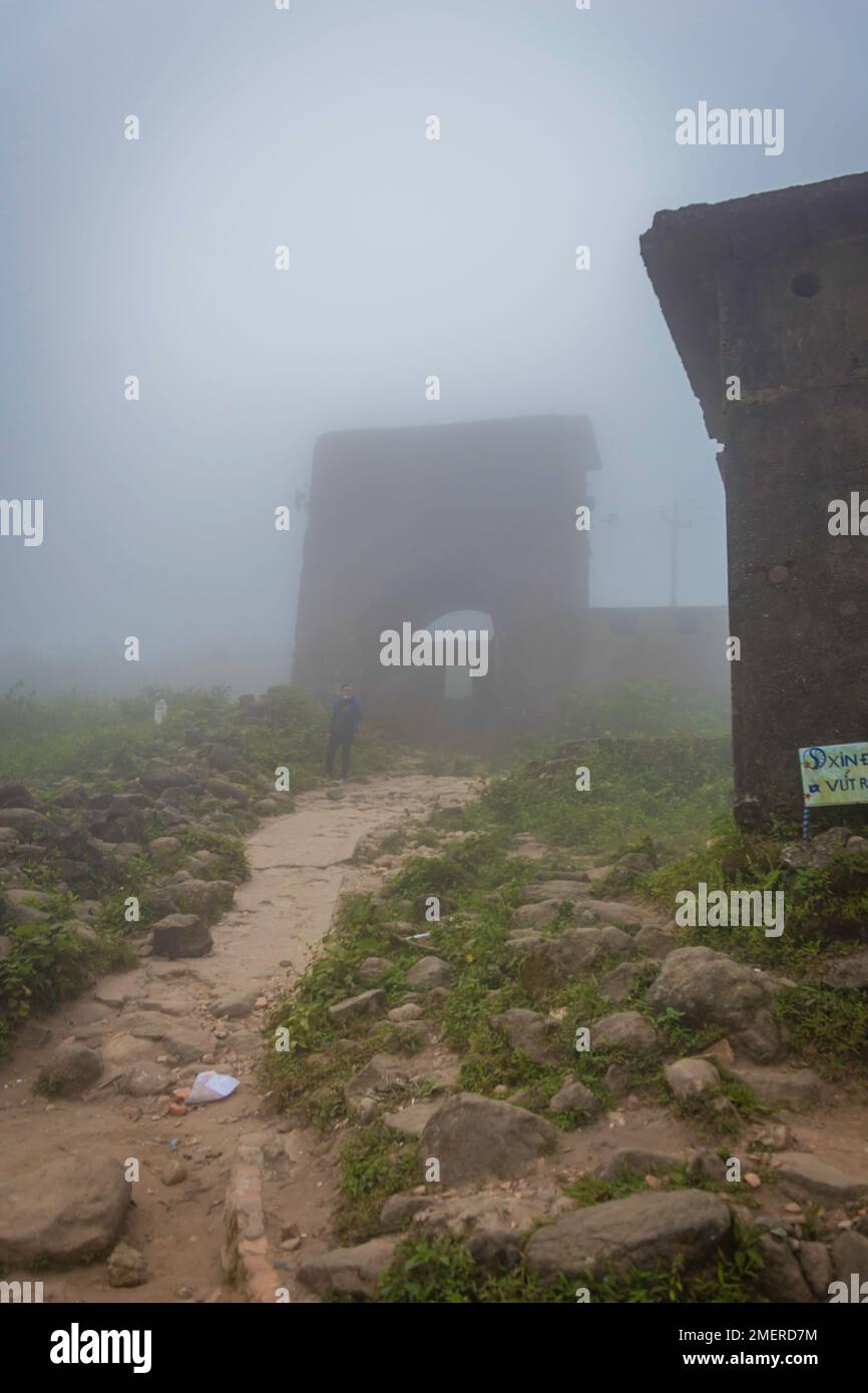Militärbunker im Nebel über dem Hải Vân Hai Van Pass, Vietnam. Stockfoto
