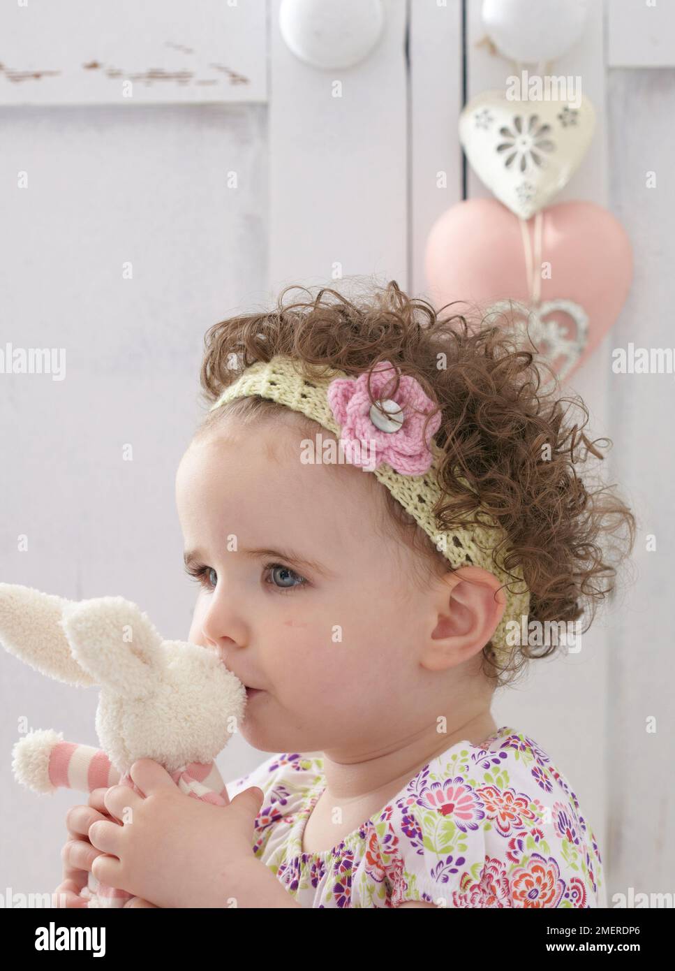 Baby haarband -Fotos und -Bildmaterial in hoher Auflösung – Alamy