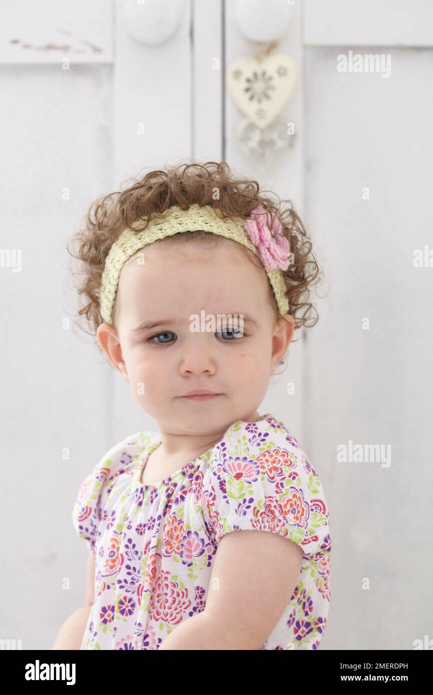 Ein Mädchen mit gestricktem Stirnband, 14 Monate Stockfoto