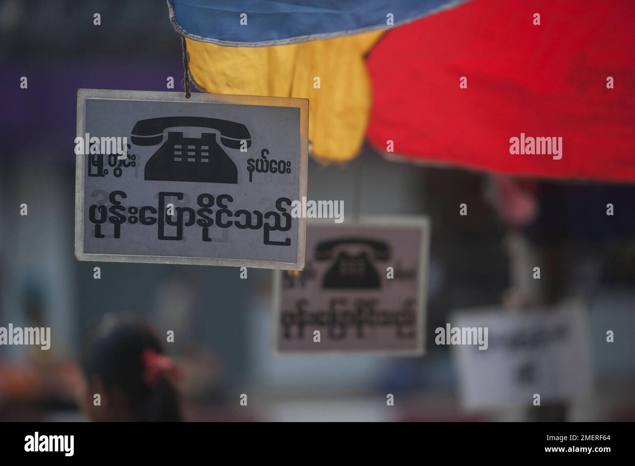 Myanmar, Rangun (Yangon), öffentlicher Telefonstand Stockfoto