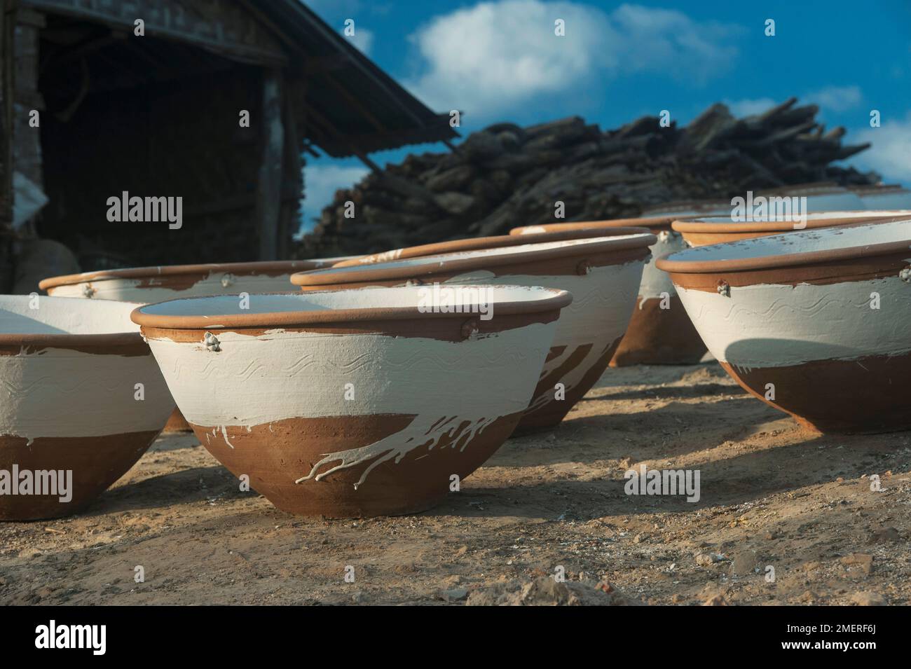 Myanmar, Nordmyanmar, Kyaukmyaung, martabanische Gläser, die vor der Werkstatt in der Sonne trocknen Stockfoto