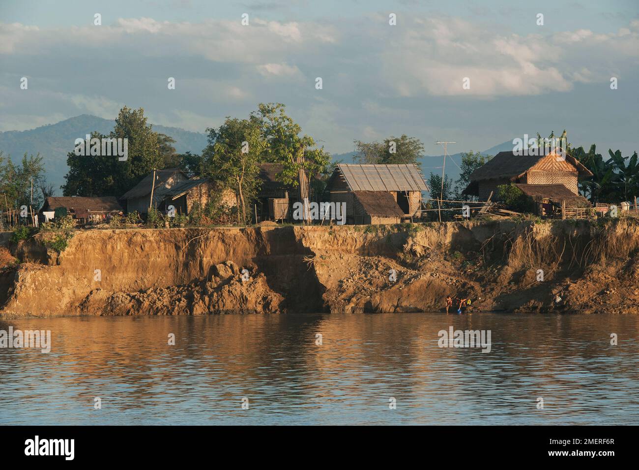 Myanmar, Nordmyanmar, Blick auf das Flussufer am Irrawaddy River, Dorf am Flussufer Stockfoto