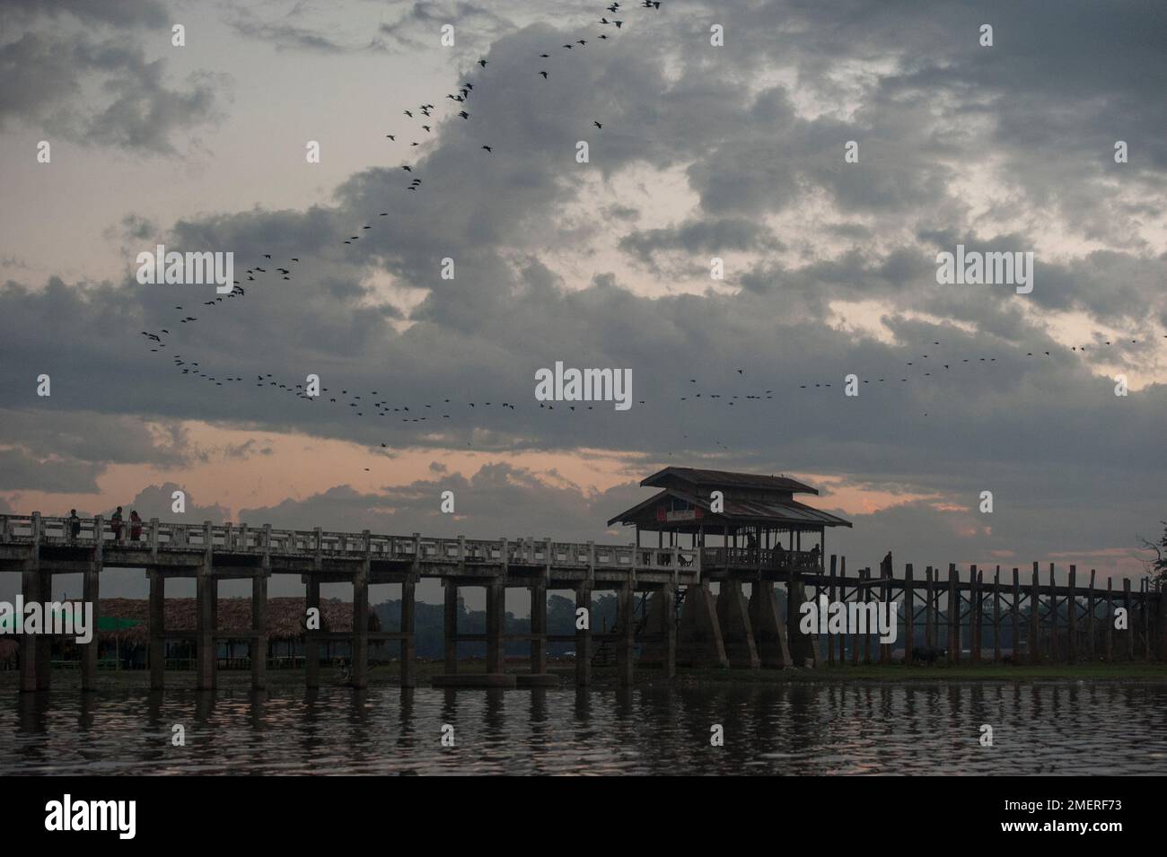 Myanmar, Mandalay, Amarapura, U Bein Bridge bei Tagesanbruch Stockfoto