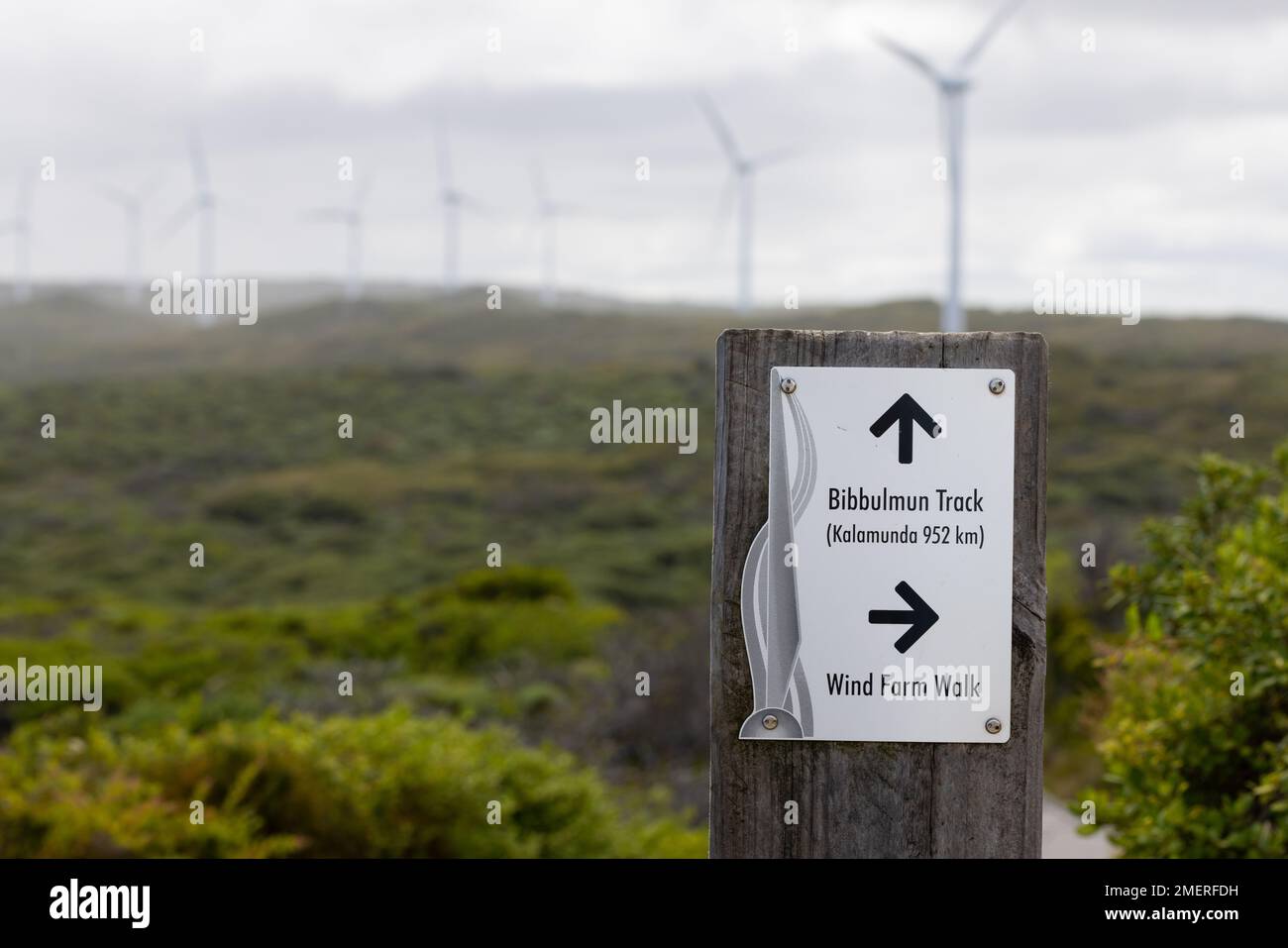 Beschilderung für Wanderwege im Küstenheiden im Torndirrup National Park auf der Albany Wind Farm Stockfoto