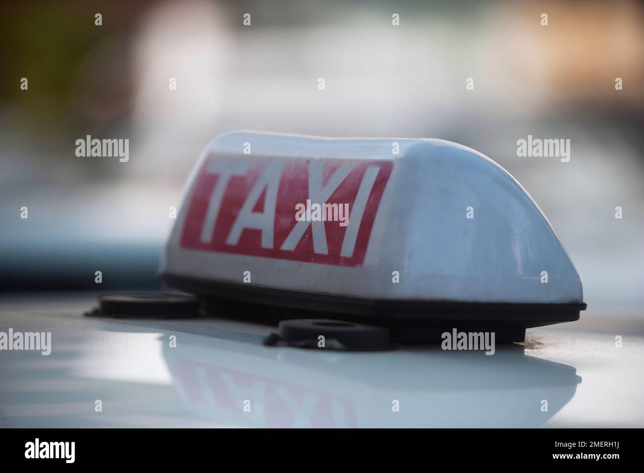 Myanmar, Taxi-Licht auf dem Dach des Autos Stockfoto
