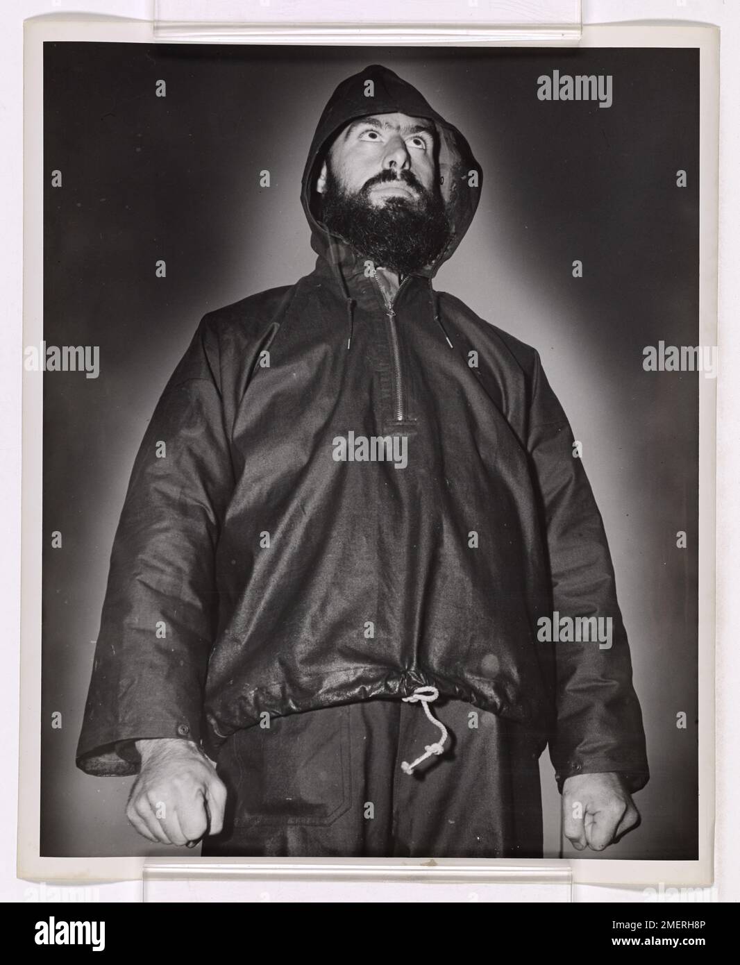 Ein US-Küstenwächter wird beobachtet, der wachsam in der nördlichen Region steht und den Horizont nach Anzeichen feindlicher Aktivität abtastet. Dies zeigt die Verteidigungsbereitschaft der Küstenwache unter rauen und abgelegenen Bedingungen. Stockfoto