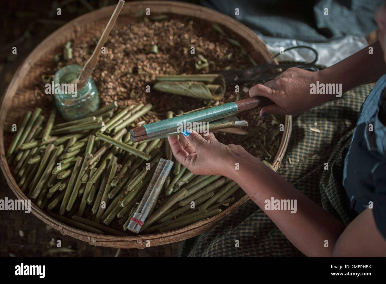 Myanmar, Ost-Myanmar, Inle Lake, Nampan, Cheroot Rolling Workshop, Rolle Stockfoto