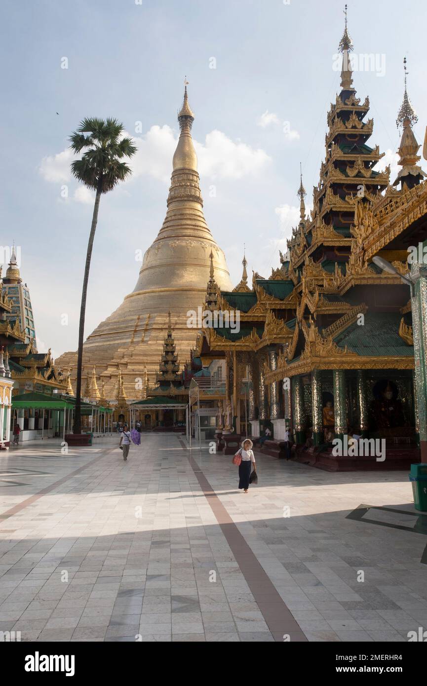 Myanmar, Rangun (Yangon), Shwedagon Paya, zentrale Stupa vom Nordeingang Stockfoto