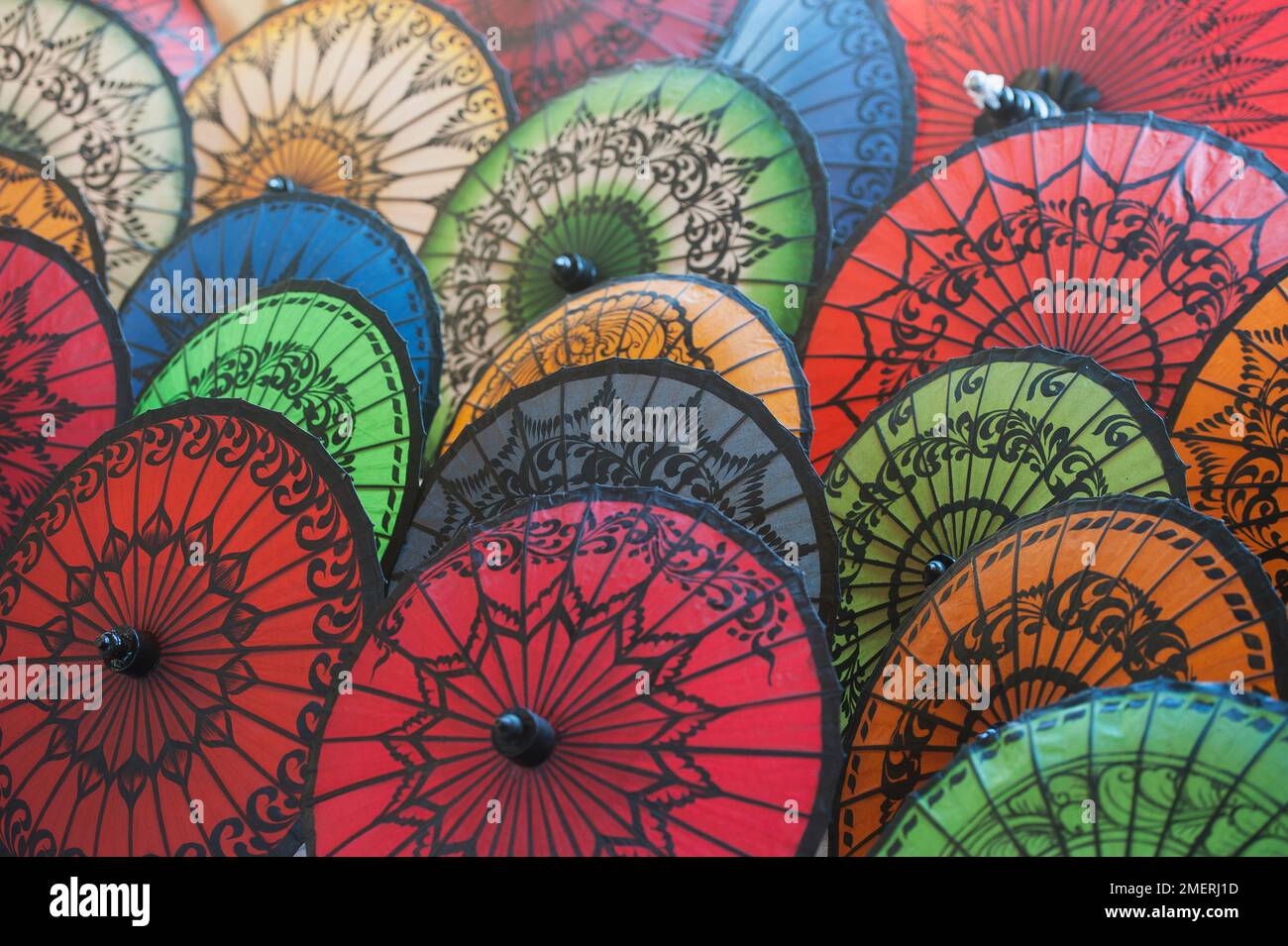 Myanmar, Westmyanmar, Bagan, eine Auswahl an bunten Papierschirmen Stockfoto