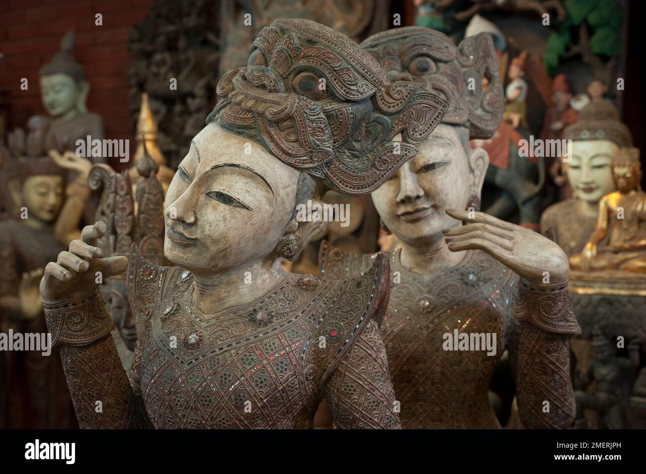 Myanmar, Mandalay Region, Mandalay, Holzwerkstatt, Holzstatuen Stockfoto